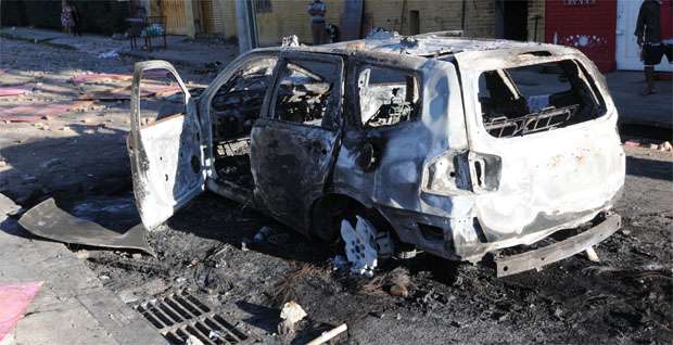 Carro foi incendiado por vândalos durante o protesto na quarta-feira (Gladyston Rodrigues/EM/DA Press) Carro foi incendiado por vândalos durante o protesto na quarta-feira (Gladyston Rodrigues/EM/DA Press)