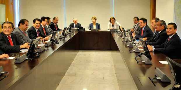Dilma com presidentes dos partidos da base. Somente o PP foi contra o plebiscito (Antônio Cruz/ABr)