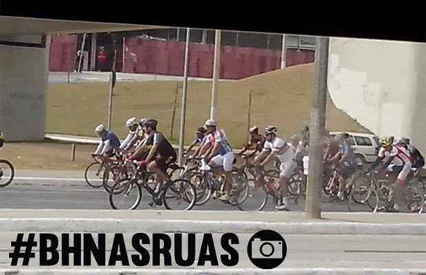 Ciclistas fecharam temporariamente o trânsito na Avenida Antônio Carlos, na manhã deste sábado (Reprodução Facebook / BHnasruas) Ciclistas fecharam temporariamente o trânsito na Avenida Antônio Carlos, na manhã deste sábado (Reprodução Facebook / BHnasruas)