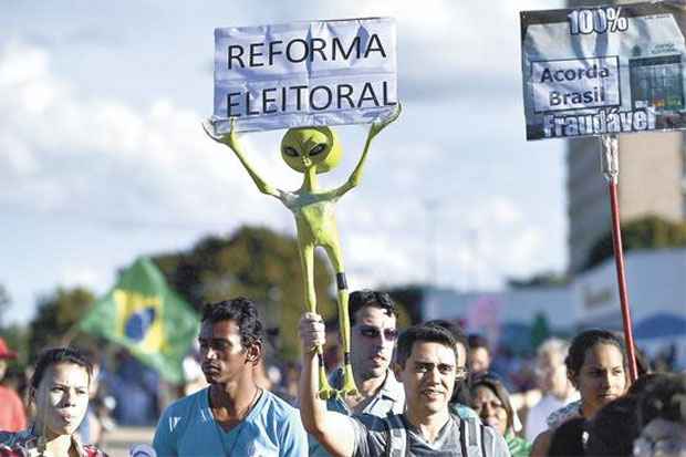 Até um ET pede a reforma política: apesar do tom irônico adotado por manifestantes, o tema é uma das bandeiras defendidas nos protestos   ( (Fábio Rodrigues Pozzebom/Abr))