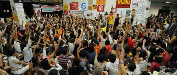 Comissão organizada pelos manifestantes levou ontem aos vereadores pauta de 10 reivindicações para melhorar as condições dos acampados (Gladyston Rodrigues/EM/D.A Press.)