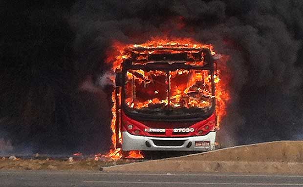 Ônibus queimado pelos manifestantes na BR-040, em Contagem (Edesio Ferreira/EM DA Press)