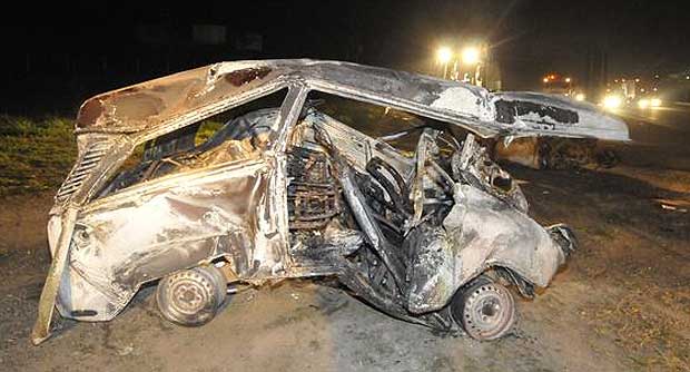 Kombi ficou totalmente destruída na tragédia na noite de quarta em Itaguara (Juarez Rodrigues/EM DA Press) Kombi ficou totalmente destruída na tragédia na noite de quarta em Itaguara (Juarez Rodrigues/EM DA Press)