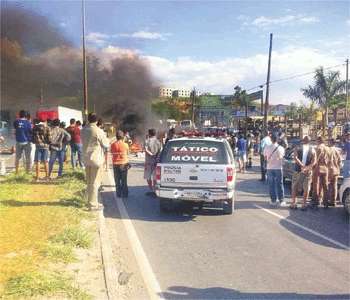 Na Via Expressa, movimento de moradores reivindicando passarela ajudou a piorar tráfego na região (Edésio Ferreira/EM/D.A PRESS)