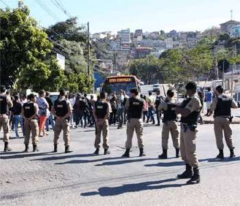 No Barreiro, acesso a estação foi fechado por sindicalistas e usuários. Polícia apenas acompanhou (Edésio Ferreira/EM/D.A PRESS)