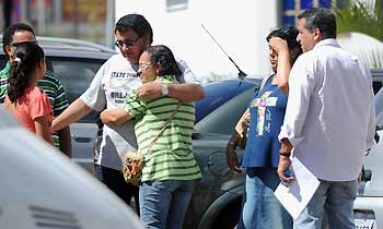 Parentes e amigos de vítimas e acidente foram à Igreja Assembleia de Deus à procura de notícias dos passageiros (Iano Andrade/CB/D.A Press)
