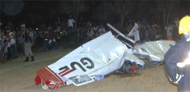 Aeronave ficou destruída depois de bater de ponta no solo (Vinicius Rego Pessoa - DIARIO de Teofilo Otoni )