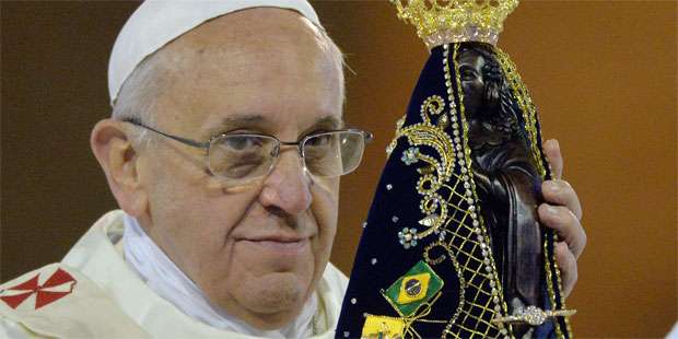 Papa Francisco mostra a imagem de Nossa Senhora Aparecida (AFP PHOTO/LUCA ZENNARO)