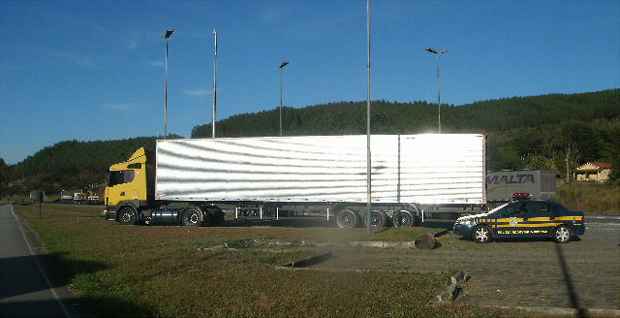 De acordo com a PRF, a carreta transportavam 1,2 mil unidades de produtos eletroeletrônicos diversos (Polícia Rodoviária Federal/PRF)