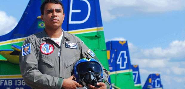 Fabrício Carvalho nasceu em Conselheiro Lafaiete. Ele ingressou na Força Aérea em 1998, na Escola Preparatória de Cadetes do Ar (EPCAR), sendo declarado Aspirante a Oficial em 2003 (THIAGO LEON/ESTADAO CONTEUDO)