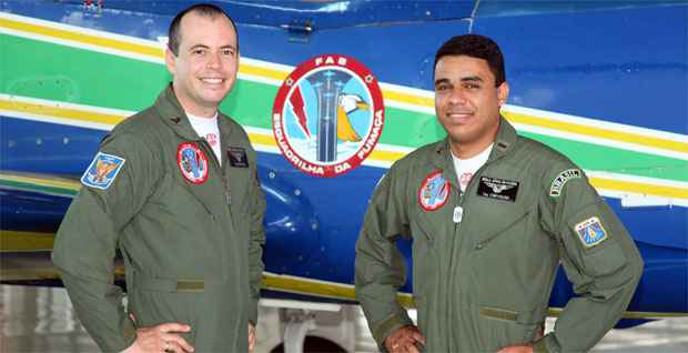 Os pilotos João Igor Silva Pivovar e Fabrício Carvalho (direita) foram homenageados por colegas através da página da Esquadrilha da Fumaça em uma rede social (Reprodução/Facebook)