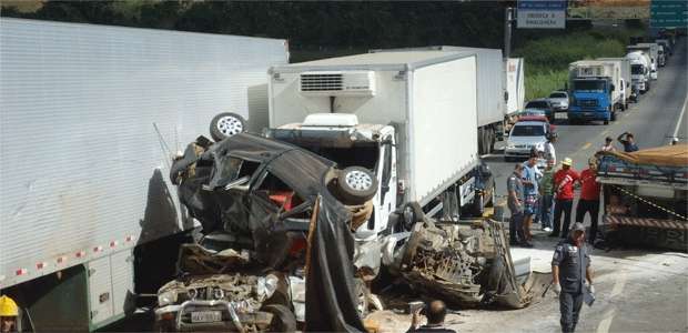 Motorista do caminhão alegou que o veículo perdeu os freios e, por isso, não conseguiu evitar a batida. Ao todo, nove carros foram arrastados (ELVIS DE JESUS PASSOS/DIVULGAÇÂO)