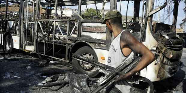 Ônibus incendiado na comunidade Parque Proletário, no Complexo da Penha, durante protesto de moradores pelo jovem de 17 anos, encontrado morto na comunidade (TÂnia Rêgo/ABr) Ônibus incendiado na comunidade Parque Proletário, no Complexo da Penha, durante protesto de moradores pelo jovem de 17 anos, encontrado morto na comunidade (TÂnia Rêgo/ABr)