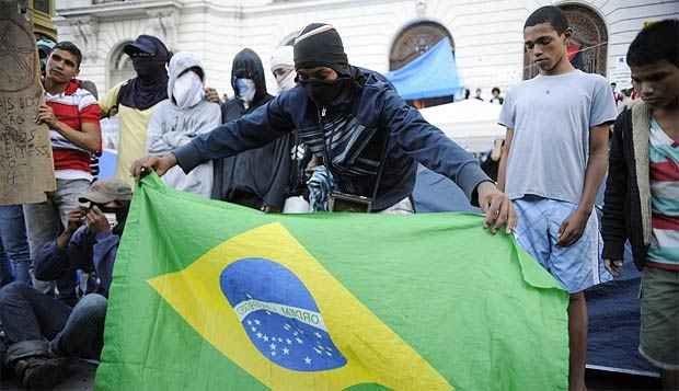 Protesto em frente à Câmara dos Vereadores cobra mudanças na Comissão Parlamentar de Inquerito (CPI) dos Ônibus (Fernando Frazão/ABr) Protesto em frente à Câmara dos Vereadores cobra mudanças na Comissão Parlamentar de Inquerito (CPI) dos Ônibus (Fernando Frazão/ABr)