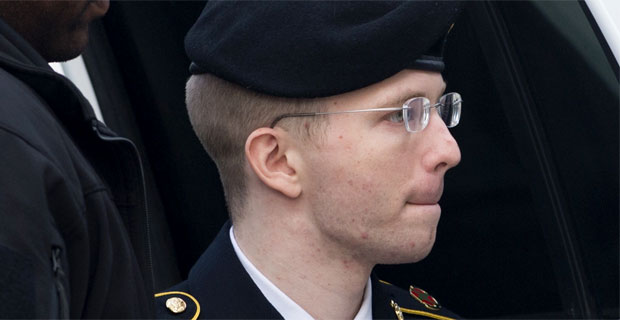 Bradley Manning quer passar por terapia hormonal e pede para ser tratado por Chelsea (AFP PHOTO / Saul LOEB )