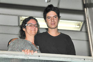 Alívio e sorrisos da mãe, ao lado do filho sumido desde o início do mês (Marcelo Ferreira/CB/D.A Press) Alívio e sorrisos da mãe, ao lado do filho sumido desde o início do mês (Marcelo Ferreira/CB/D.A Press)