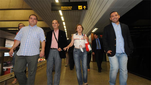 Sidney Cunha, Artur Cardoso e a mulher Maria José Mendes, e Carlúcio Avelino chegam a Confins
 (Cristina Horta/EM/D.A Press)