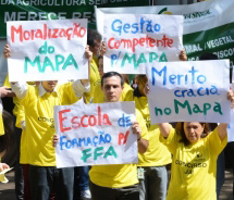 Fiscais agropecuários em protesto pela realização de concurso público e criação de uma escola de formação. (Agência Brasil) Fiscais agropecuários em protesto pela realização de concurso público e criação de uma escola de formação. (Agência Brasil)