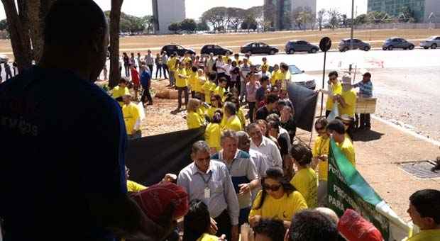 Fiscais da agropecuária fazem distribuição de frangos em frente ao Ministério (Ronaldo de Oliveira/CBOnline/D.A.Press) Fiscais da agropecuária fazem distribuição de frangos em frente ao Ministério (Ronaldo de Oliveira/CBOnline/D.A.Press)