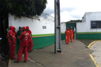 Garis se concentraram na garagem ada empresa vital na BR-101, mas voltaram a trabalhar depois de cinco horas de paralisação (Glynner Brandão/DP/D.A.Press) Garis se concentraram na garagem ada empresa vital na BR-101, mas voltaram a trabalhar depois de cinco horas de paralisação (Glynner Brandão/DP/D.A.Press)