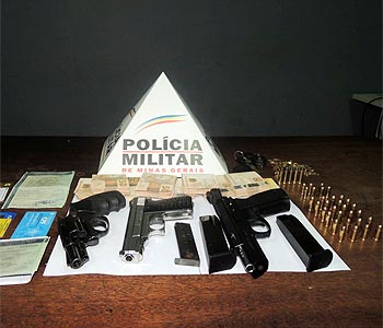 As armas estavam escondidas no apartamento do homem (Polícia Militar/Divulgação) As armas estavam escondidas no apartamento do homem (Polícia Militar/Divulgação)