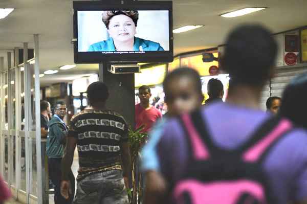 Na Rodoviária do Plano Piloto, a população parou para ver o pronunciamento de Dilma: presidente deu destaque ao Programa Mais Médicos, uma vitrine eleitoral (Monique Renne/CB.D.A.Press) Na Rodoviária do Plano Piloto, a população parou para ver o pronunciamento de Dilma: presidente deu destaque ao Programa Mais Médicos, uma vitrine eleitoral (Monique Renne/CB.D.A.Press)