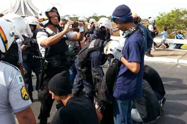 Policiais revistaram manifestantes que se aproximaram dos desfiles (Breno Fortes/CB/D.A.Press) Policiais revistaram manifestantes que se aproximaram dos desfiles (Breno Fortes/CB/D.A.Press)