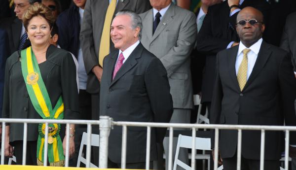 Presidente Dilma acompanhou os desfiles ao lado do governador do Distrito Federal, Agnelo Queiroz, o presidente do Supremo Tribunal Federal (STF), Joaquim Barbosa (Iano Andrade/CB/D.A.Press) Presidente Dilma acompanhou os desfiles ao lado do governador do Distrito Federal, Agnelo Queiroz, o presidente do Supremo Tribunal Federal (STF), Joaquim Barbosa (Iano Andrade/CB/D.A.Press)