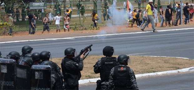 A Ordem dos Advogados do Brasil (OAB) encaminhou oito advogados para o DPE para dar assistência aos manifestantes detidos (Fabio Rodrigues Pozzebom/ABr) A Ordem dos Advogados do Brasil (OAB) encaminhou oito advogados para o DPE para dar assistência aos manifestantes detidos (Fabio Rodrigues Pozzebom/ABr)