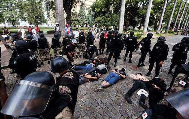 Policiais dominaram manifestantes, que foram obrigados a deitar no chão da Praça da Liberdade (João Miranda/ESP.EM/D.A.Press)