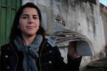 A estudante Waleska de Freitas financiou um carro em 72 parcelas e as tarifas cobradas pelo banco somam cerca de R$ 3 mil:'essas taxas fossem abatidas na prestação, eu pagaria um valor muito menor' (Túlio Santos/EM/D.A Press)