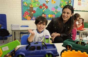 Depois de fazer as contas, a empresária Daniela Alkimim decidiu dispensar a babá e manter o filho, Matheus, na escola o dia inteiro    (Jair Amaral/EM/D.A Press)