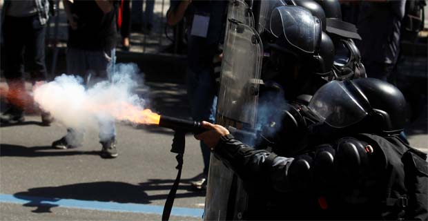 O uso de armas não letais durante os protestos levou o governo a fazer novas compras (REUTERS/Pilar Olivares ) O uso de armas não letais durante os protestos levou o governo a fazer novas compras (REUTERS/Pilar Olivares )