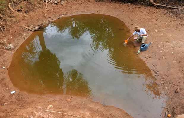 Antonio Alves Lopes, morador da zona rural de Arinos recolhe agua barrenta de um poco perto de sua casa para ser bebida e fazer sua alimentacao e da familia (Beto Novaes/EM/D.A Press)