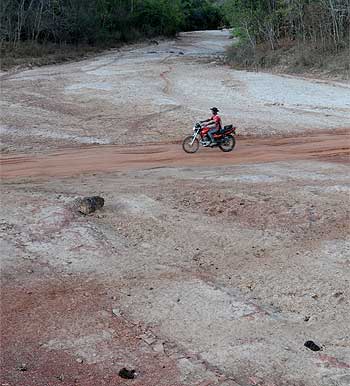 Do Ribeirão Campo Grande, afluente do Urucuia, restaram o nome e o rastro árido. As pontes perderam a utilidade e hoje, no lugar de barcos, carros, motos e ônibus cortam o leito arenoso (Beto Novaes/EM/D.A Press)