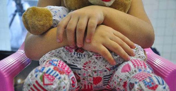Criança que iria ser vendida pelos pais foi enviada, juntamente com as irmãs, de 4 e 17 anos, a uma casa de acolhida (Maria Eduarda Bione/Esp.DP/D.A Press ) Criança que iria ser vendida pelos pais foi enviada, juntamente com as irmãs, de 4 e 17 anos, a uma casa de acolhida (Maria Eduarda Bione/Esp.DP/D.A Press )