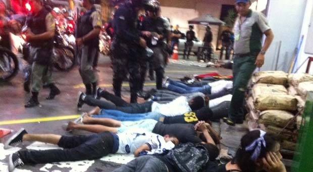 Os policiais obrigaram os detidos a ficarem deitados no chão durante a revista (Jailson da Paz/DP/D.A Press) Os policiais obrigaram os detidos a ficarem deitados no chão durante a revista (Jailson da Paz/DP/D.A Press)