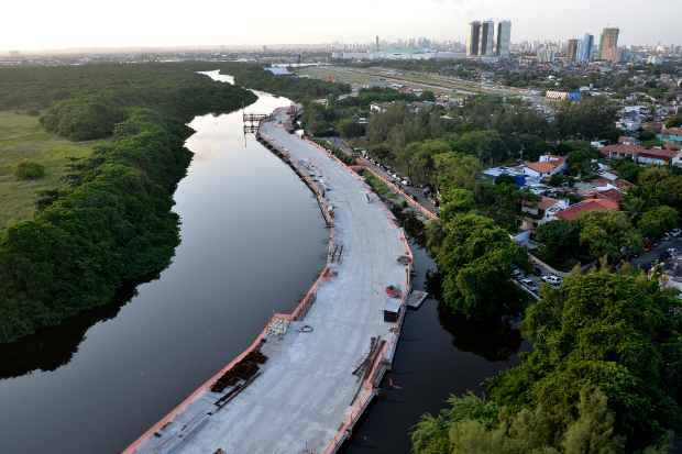 A construção da via elevada é um dos pontos que mais têm causado impacto visual (Cristiane Silva/Esp.DP/D.A Press) A construção da via elevada é um dos pontos que mais têm causado impacto visual (Cristiane Silva/Esp.DP/D.A Press)