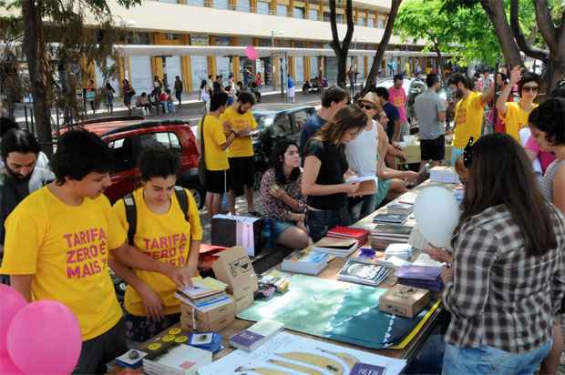 Na Praça da Estação, foi montada uma Feira do Livro pela Assembleia Popular Horizontal de Belo Horizonte (Paulo Filgueiras/EM/D.A Press)