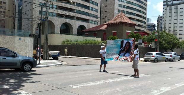 Com faixas e cartazes, parentes de Bruna Gobbi chamaram a atenção dos motoristas sobre os riscos de ataque de tubarão (Marcionila Teixeira/DP/D.A.Press ) Com faixas e cartazes, parentes de Bruna Gobbi chamaram a atenção dos motoristas sobre os riscos de ataque de tubarão (Marcionila Teixeira/DP/D.A.Press )