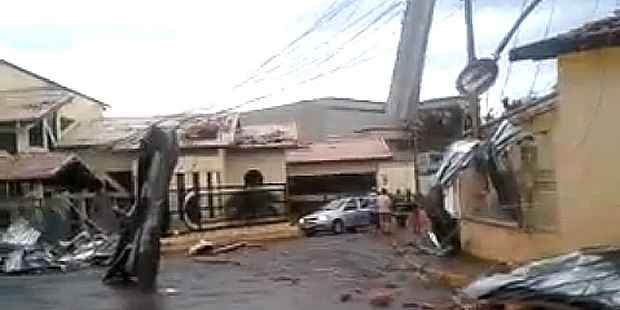 Casas destruídas na cidade de Taquarituba-SP, após forte vendaval (Reprodução/YouTube) Casas destruídas na cidade de Taquarituba-SP, após forte vendaval (Reprodução/YouTube)