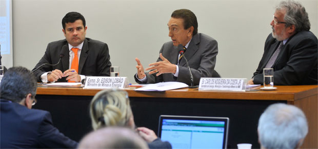 O ministro Edison Lobão (ao centro) explica o marco da mineração a deputados

 (Antônio Cruz/ABR - 7/8/13)