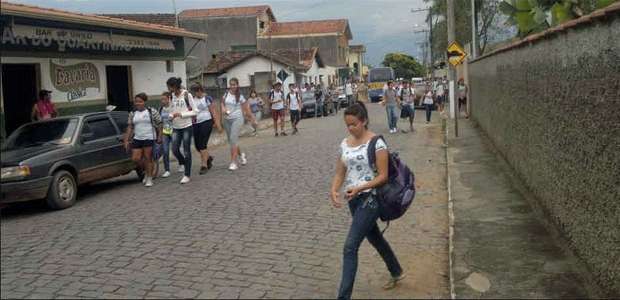 Nessa terça-feira, a maioria dos alunos da escola evitou o uso do polêmico acessório (Simone Lima/EM/D.A Press) Nessa terça-feira, a maioria dos alunos da escola evitou o uso do polêmico acessório (Simone Lima/EM/D.A Press)