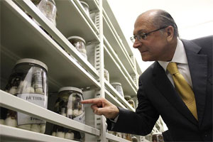 Governador de SP Geraldo Alckmin visitou coleções durante reinauguração do instituto (Butantã / Twitter) Governador de SP Geraldo Alckmin visitou coleções durante reinauguração do instituto (Butantã / Twitter)