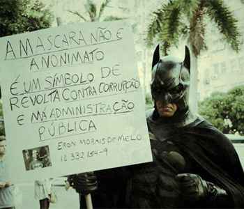 Eron Melo, um dos manifestantes mascarados que foram presos, estava vestido de Batman (Reprodução/Facebook) Eron Melo, um dos manifestantes mascarados que foram presos, estava vestido de Batman (Reprodução/Facebook)