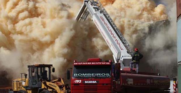 Bombeiros contem fumaça tóxica em armazém de fertilizantes na cidade de São Francisco do Sul, no Norte de Santa Catarina (James Tavares/Governo SC) Bombeiros contem fumaça tóxica em armazém de fertilizantes na cidade de São Francisco do Sul, no Norte de Santa Catarina (James Tavares/Governo SC)