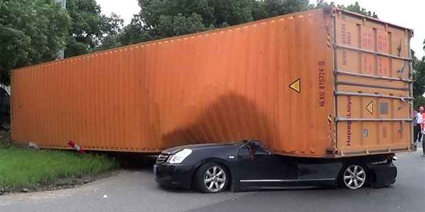 Na China contêiner cai em cima de carro mas mulher sobrevive