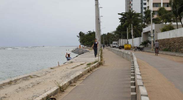 Recuperação da orla de Olinda é uma das 11 obras paralisadas ou inacabadas da cidade orçadas em R$ 141 milhões (Blenda Souto Maior/DP/D.A Press) Recuperação da orla de Olinda é uma das 11 obras paralisadas ou inacabadas da cidade orçadas em R$ 141 milhões (Blenda Souto Maior/DP/D.A Press)