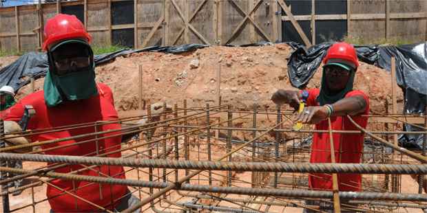Haitianos empregados no ramo da construção Civil, em Belo Horizonte (Paulo Filgueiras/EM/D.A Press) Haitianos empregados no ramo da construção Civil, em Belo Horizonte (Paulo Filgueiras/EM/D.A Press)