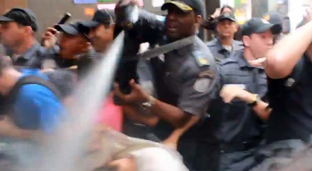 Policial usa spray de pimenta gigante contra professores em Greve no Rio de Janeiro (Reprodução Internet / www.youtube.com/user/7VHD / MidiaNinja) Policial usa spray de pimenta gigante contra professores em Greve no Rio de Janeiro (Reprodução Internet / www.youtube.com/user/7VHD / MidiaNinja)